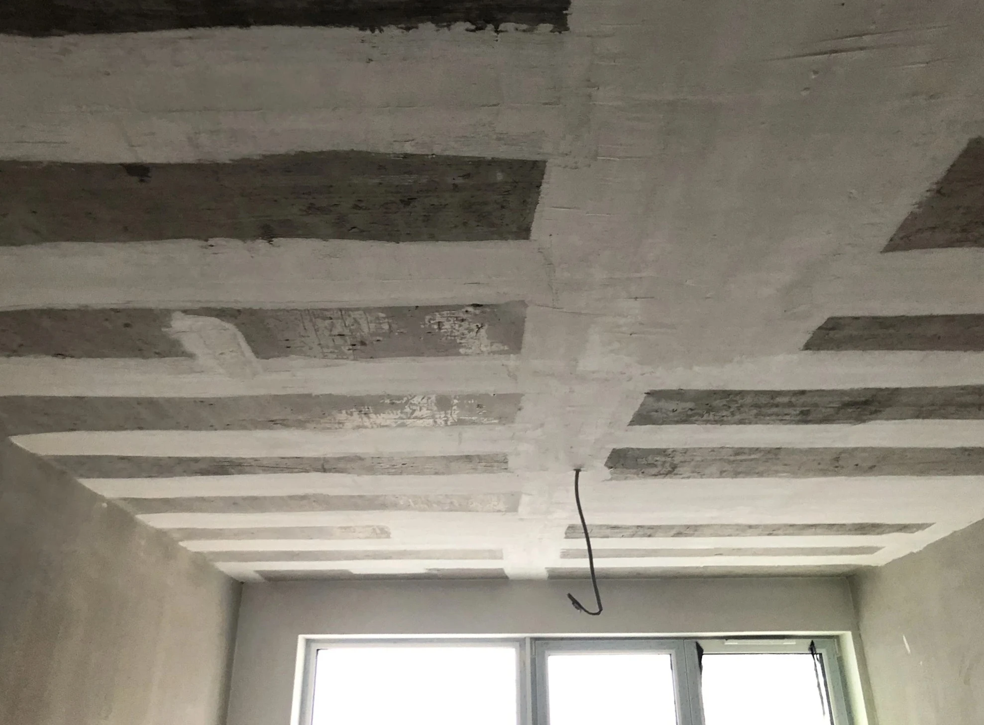 Monolit betonmennyezet előglettelése
